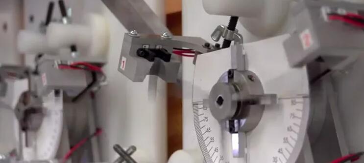 轧辊数控磨床测量臂十字轴承安装